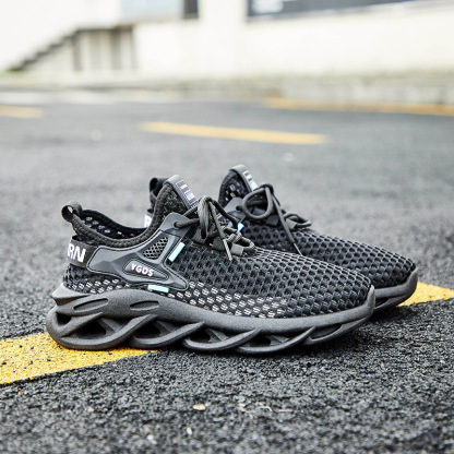 Men's and Women's Flyweave Mesh Breathable Shoes