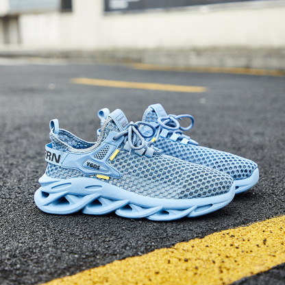 Men's and Women's Flyweave Mesh Breathable Shoes