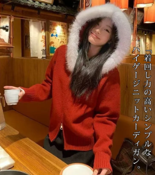 カーディガンの女性