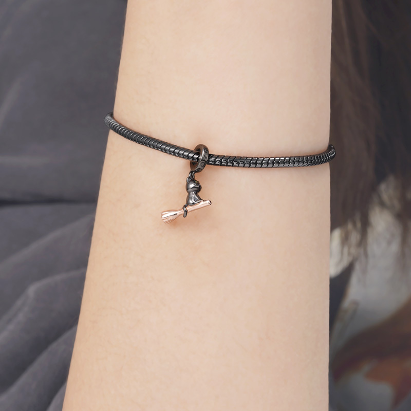 黑貓騎掃帚吊墜 image number 2