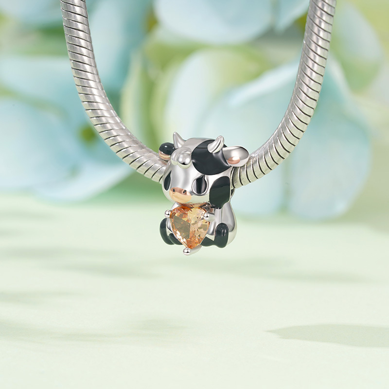 小牛擁抱心形寶石珠飾 image number 2