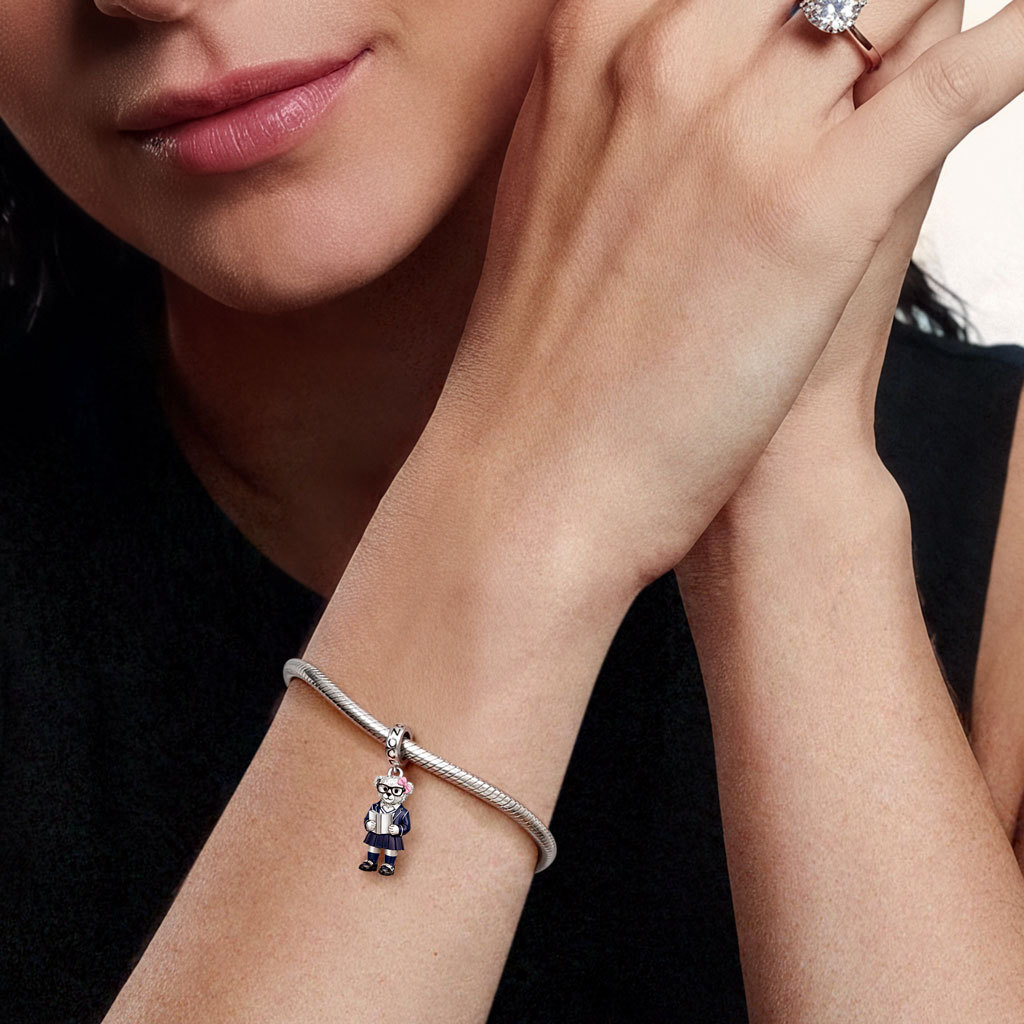 學生制服女孩熊吊墜 image number 1