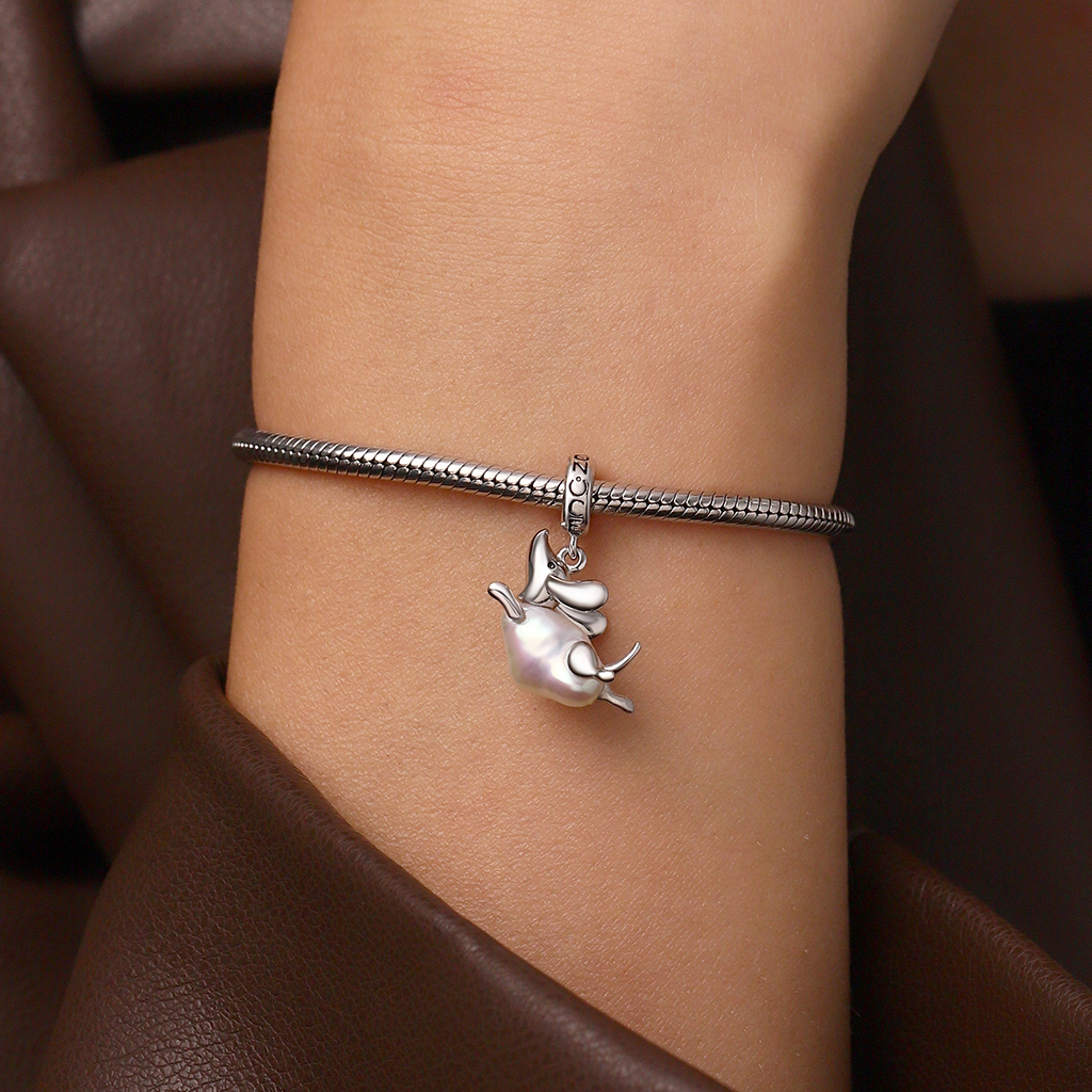 不規則珍珠臘腸狗吊墜 image number 5