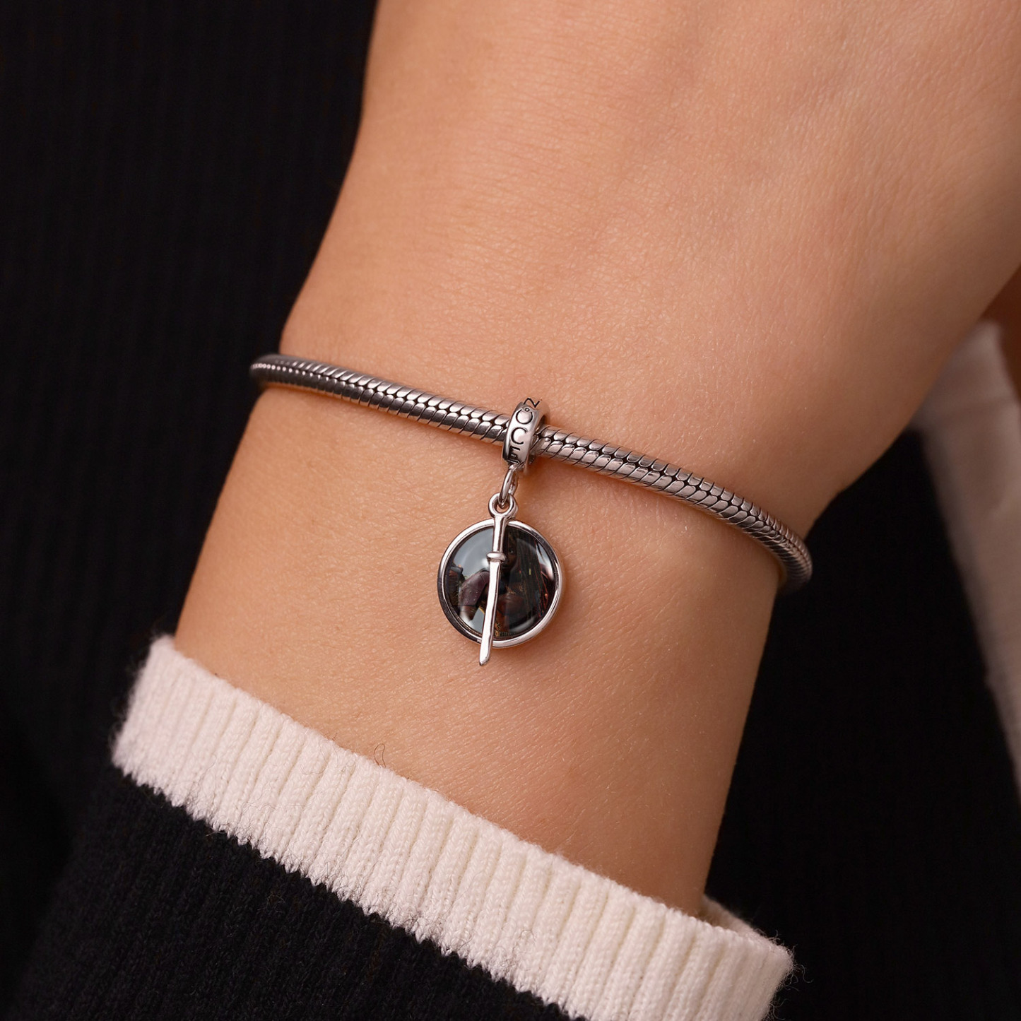 米瓊恩·格萊姆斯與武士刀吊墜 image number 5