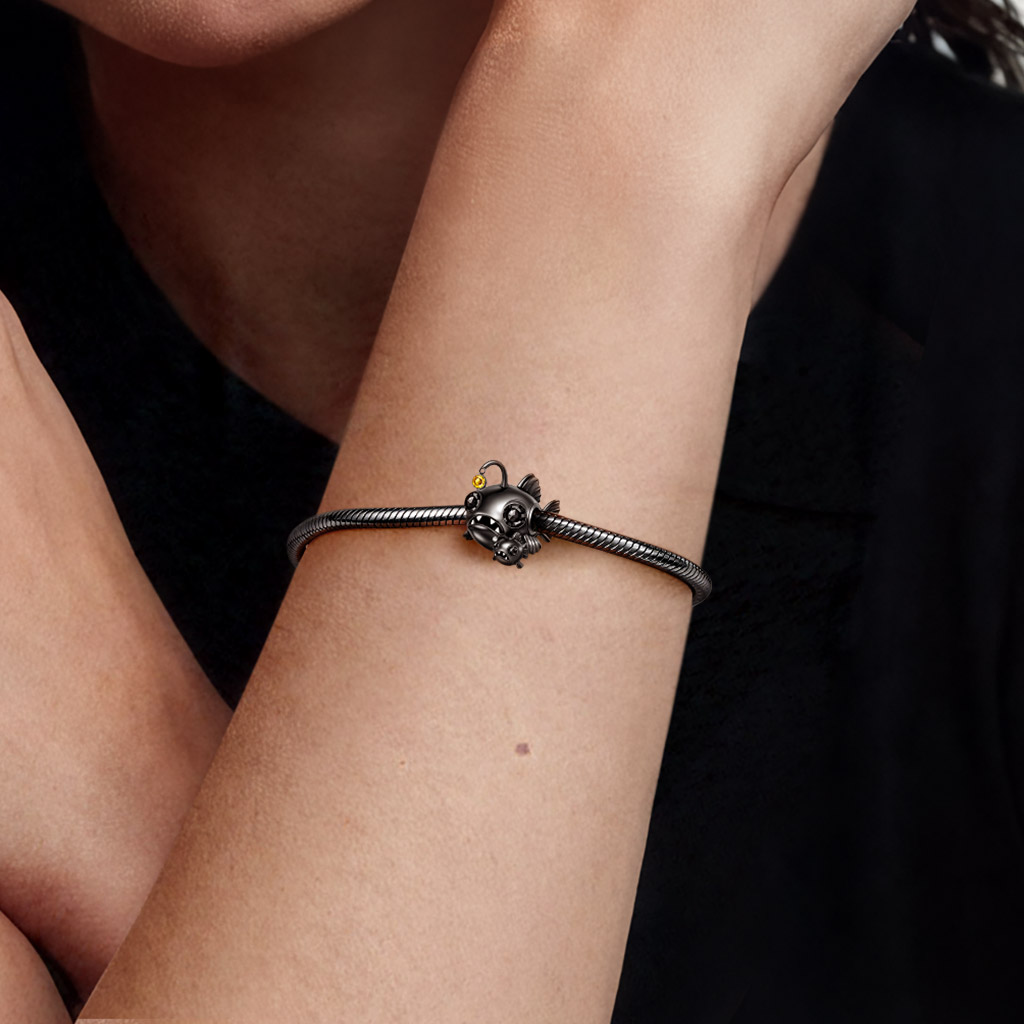 燈籠魚擁抱寶寶吊墜 image number 1