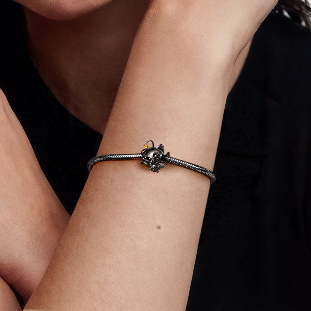 燈籠魚擁抱寶寶吊墜 image number 1