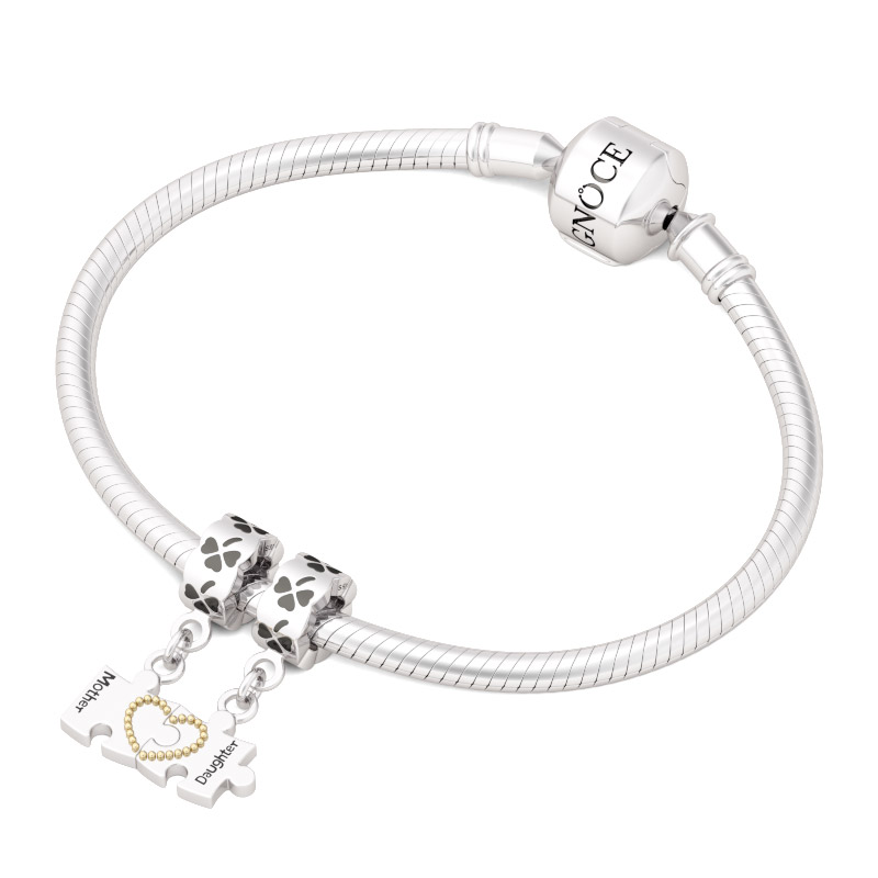 母親和女兒手工製作吊飾珠 image number 2