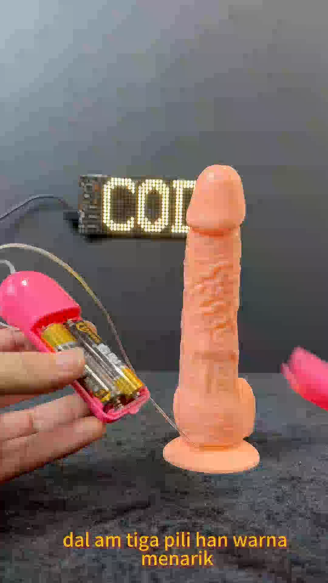 Dildo Realistis Kepala dan Testis Silikon Lembut Body Safe Panjang 20cm Kedalaman 18cm Diameter 3cm Penghisap Kuat