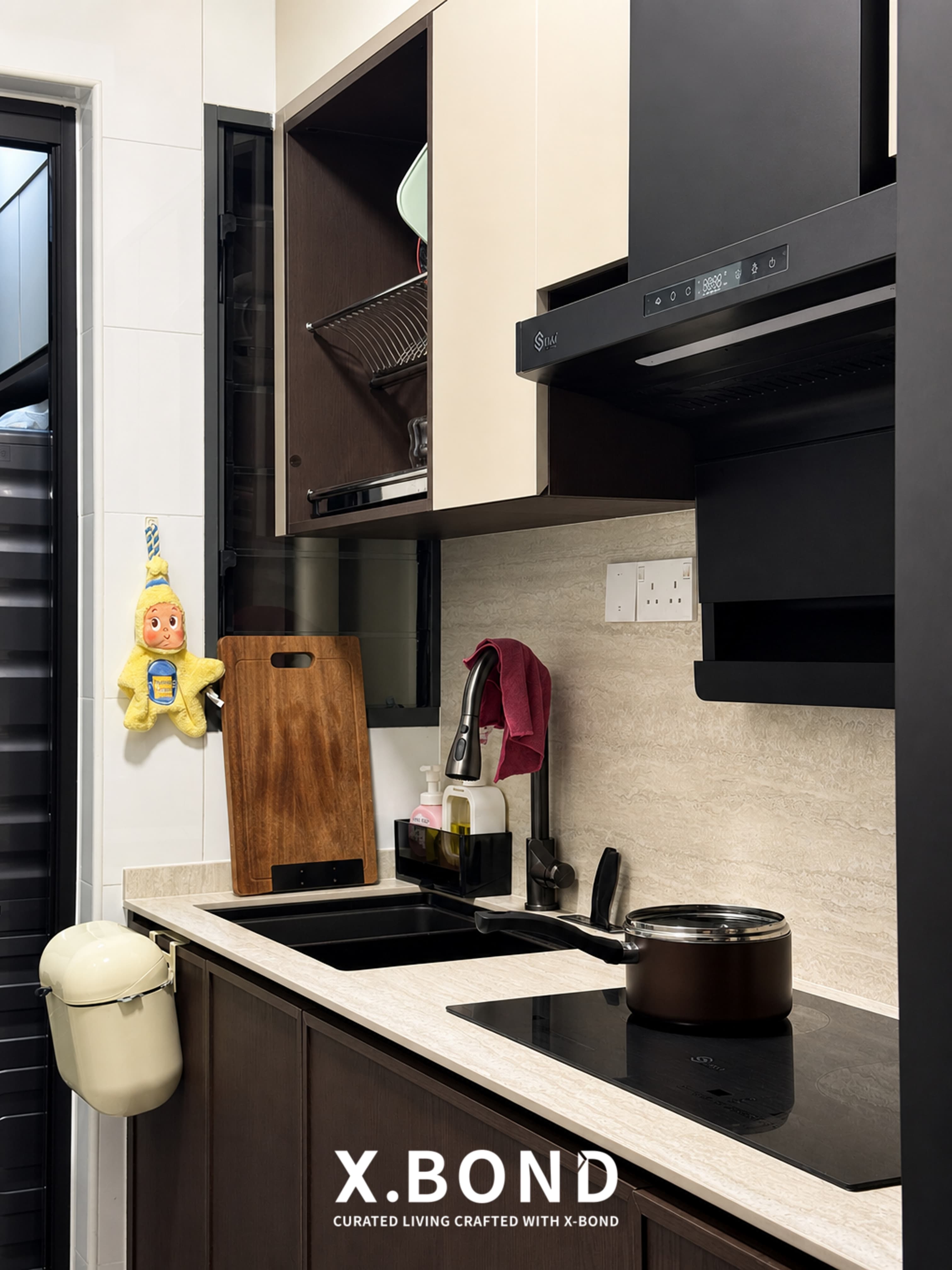 Warm French Wooden HDB Full House in Clementi Ave 4