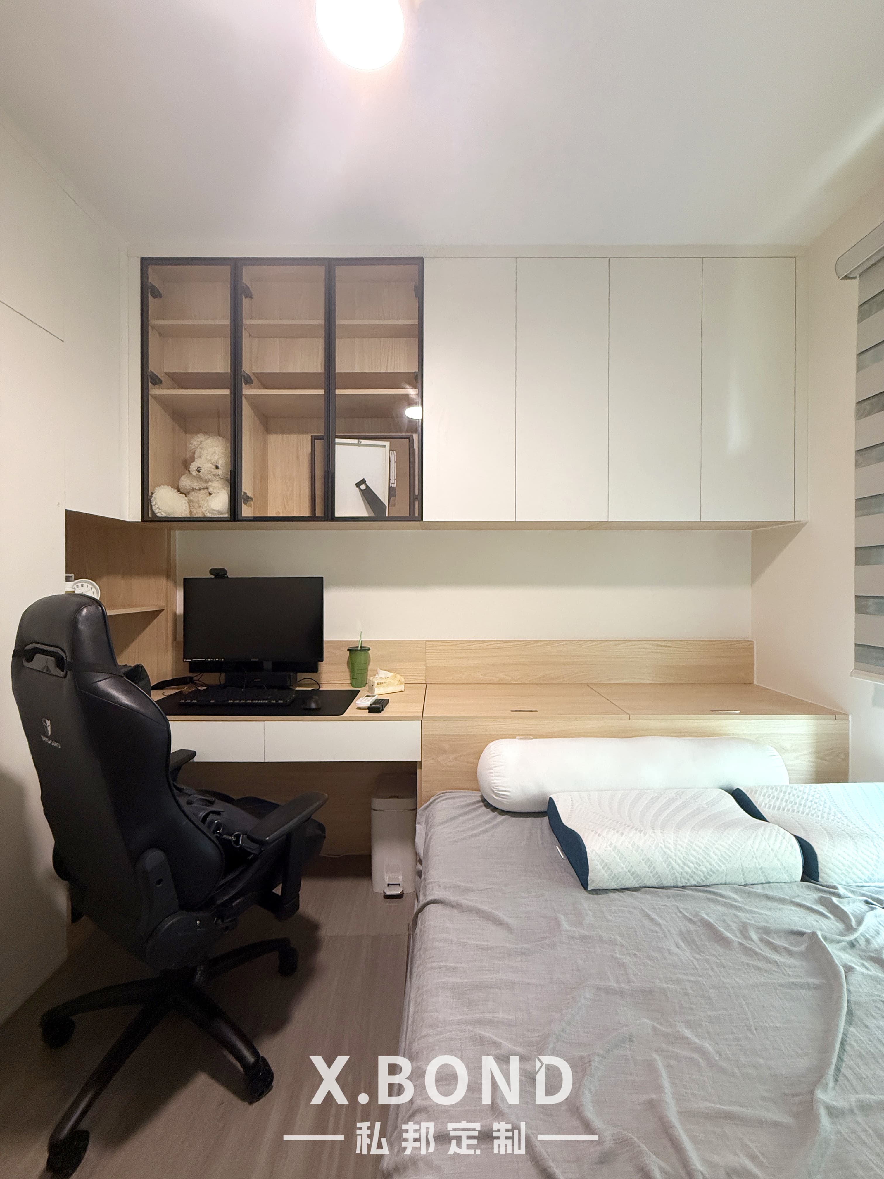 Minimalist Wood Living Space in Tengah
