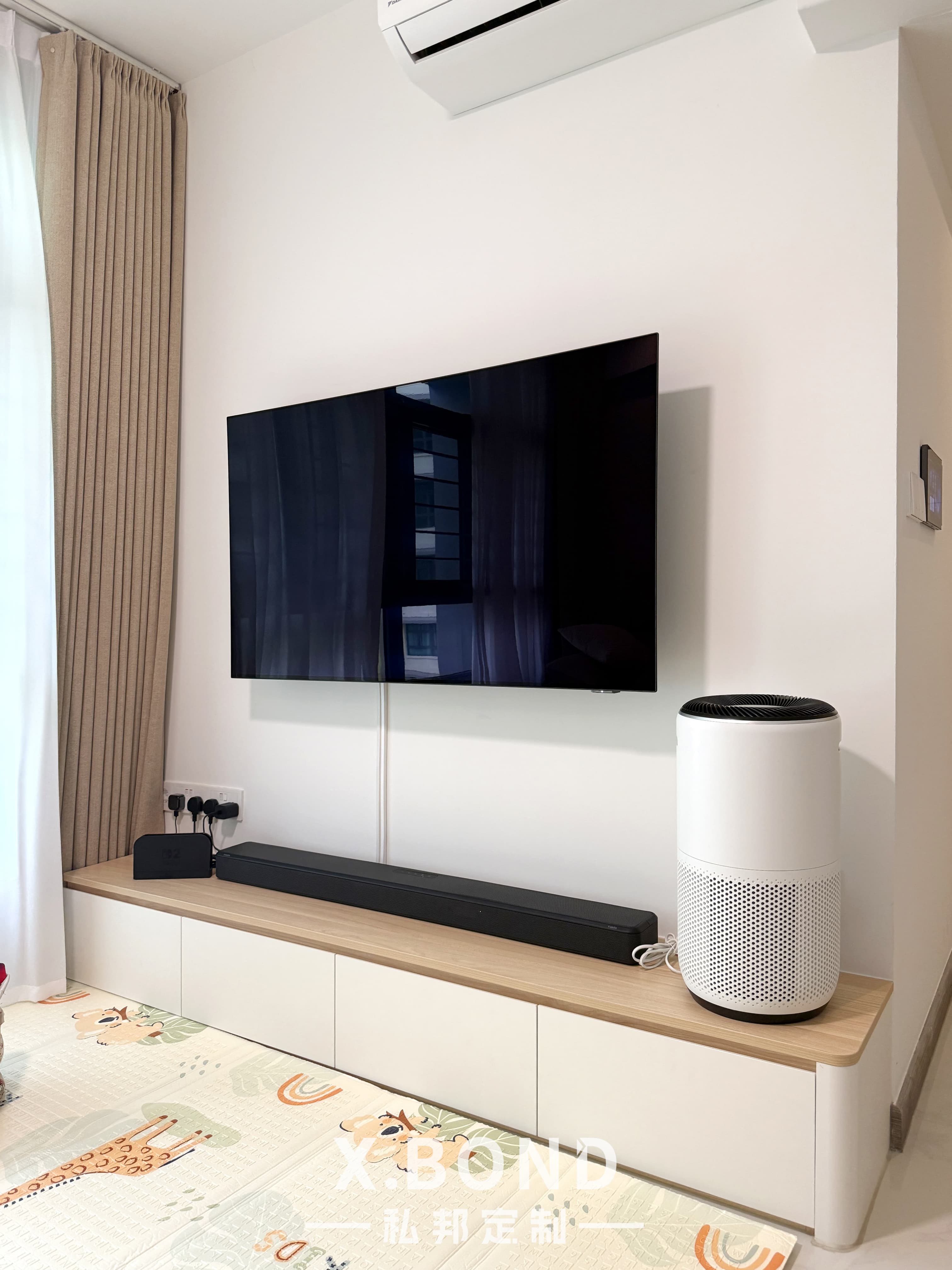 Minimalist Wood Living Space in Tengah