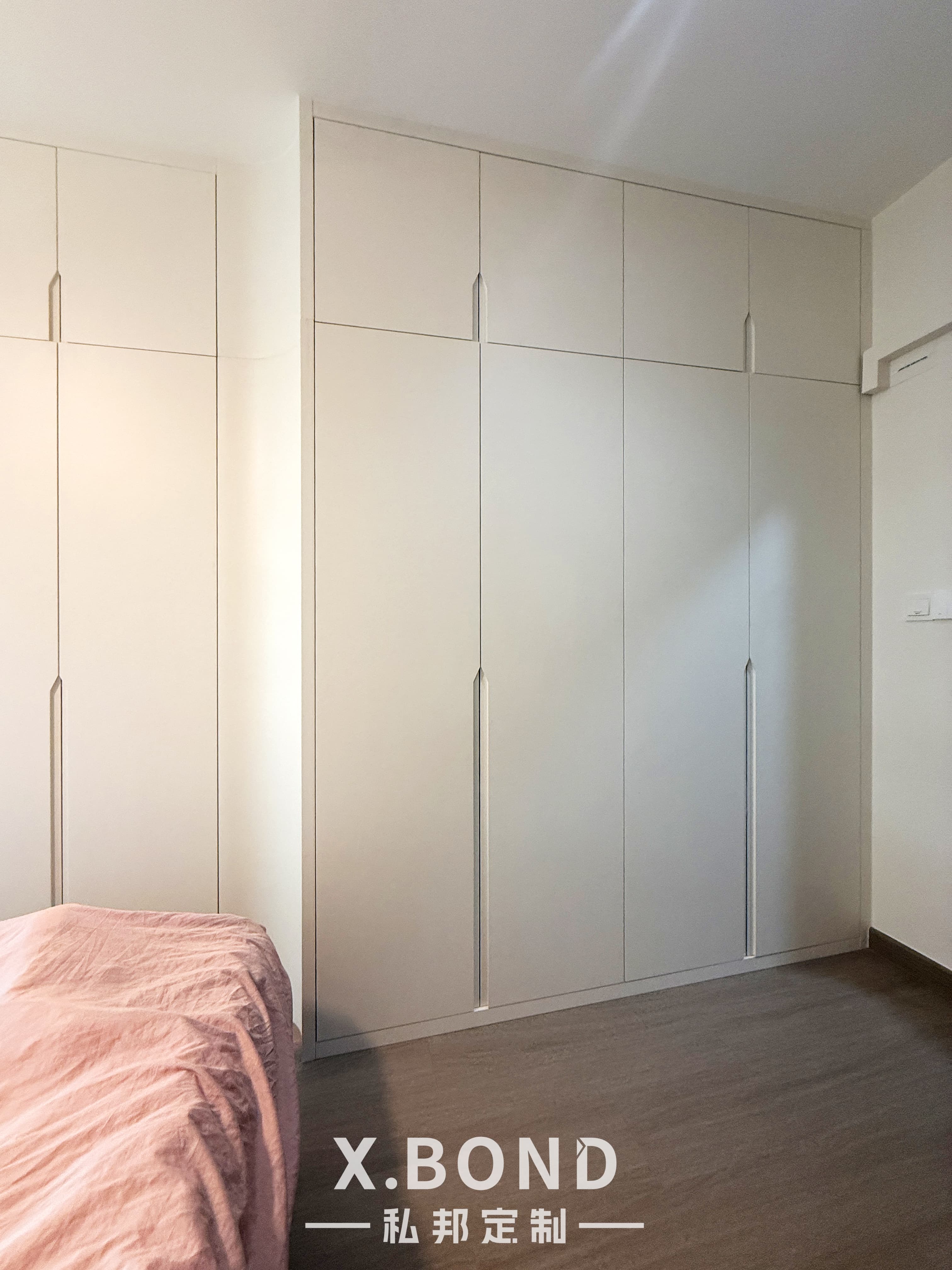 Minimalist Wood Living Space in Tengah