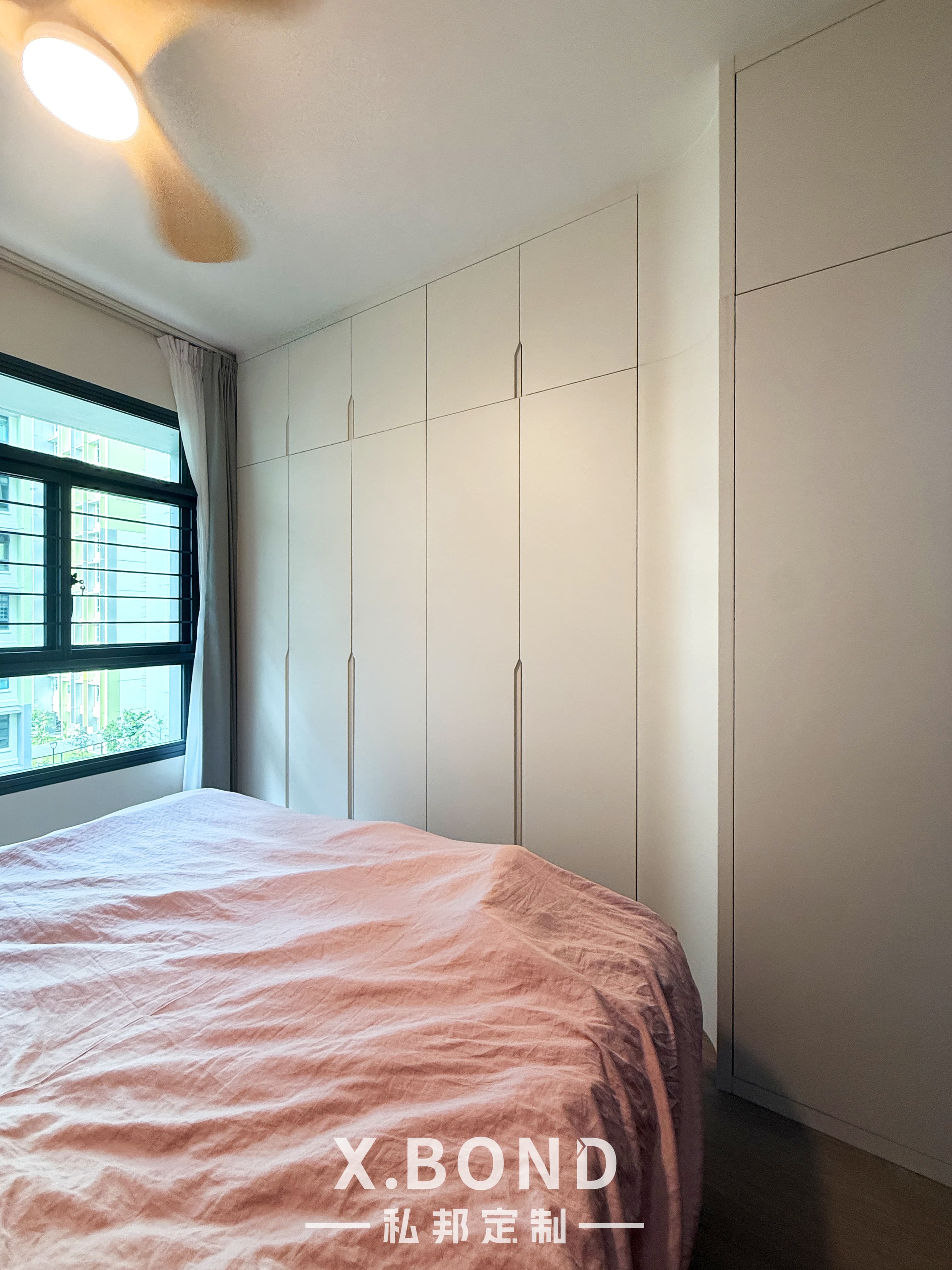 Minimalist Wood Living Space in Tengah