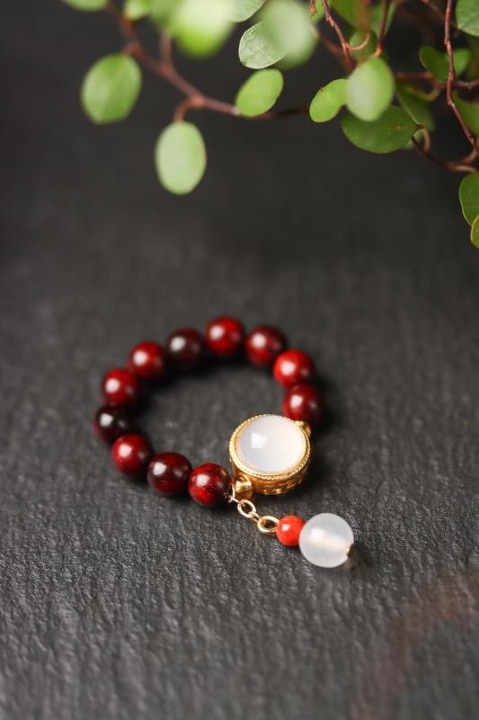 Small Leaf Red Sandalwood Beads Ring