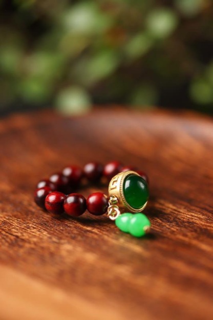Small Leaf Red Sandalwood Beads Ring