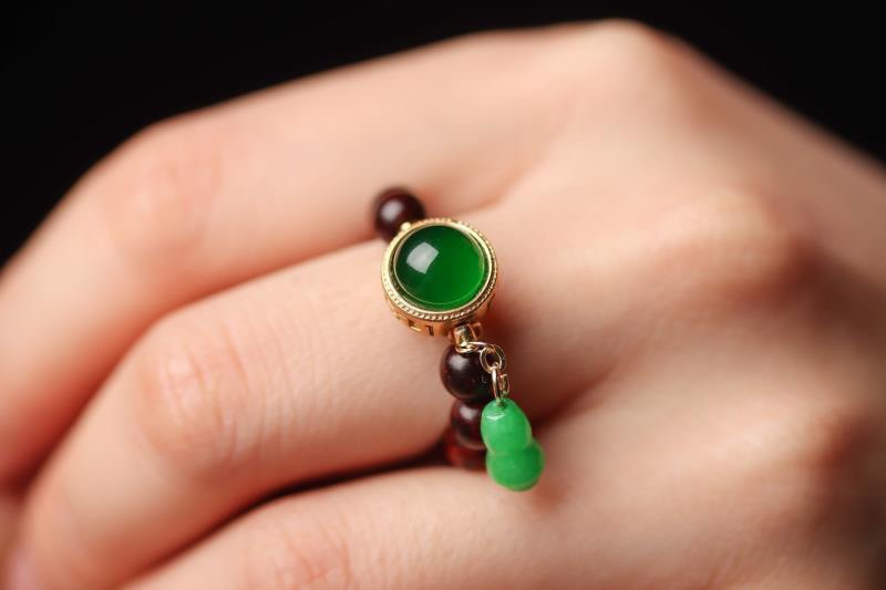 Small Leaf Red Sandalwood Beads Ring