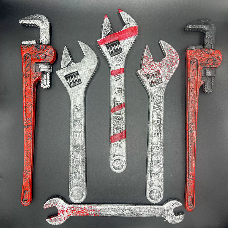 Halloween Fake Wrench Prop – Realistic Plastic Pipe Wrench Tool for Killer Costume Accessory