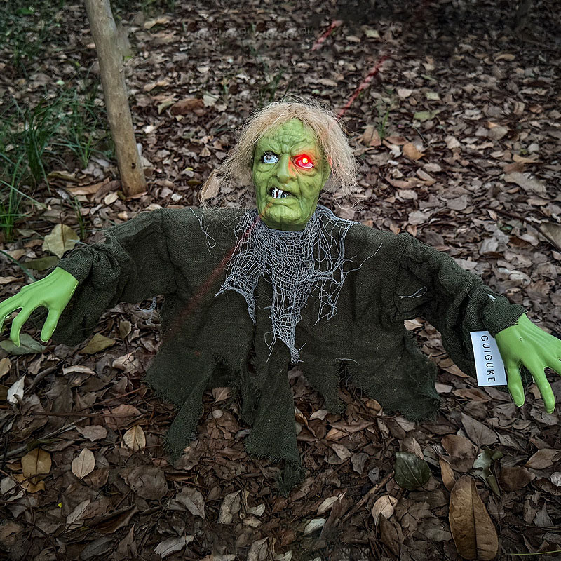 Light Up Zombie Yard Stake – Halloween Outdoor Decoration with Glowing Eyes, Haunted House Prop for Graveyard, Lawn, or Spooky Scene