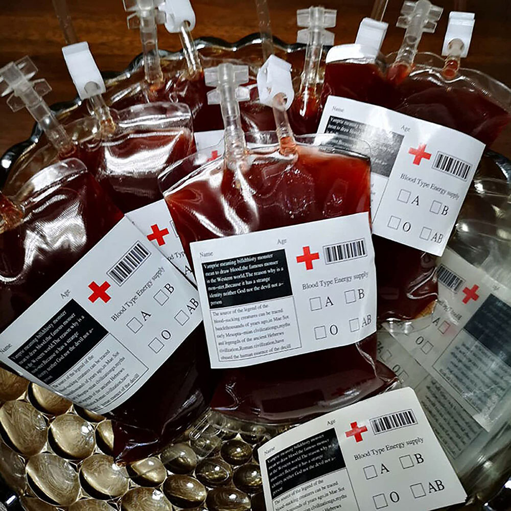 Halloween Blood Bag Dual Tube Drink Pouch – Creepy Vampire IV Bag for Costume Party, Horror Festival & Themed Bar Decor