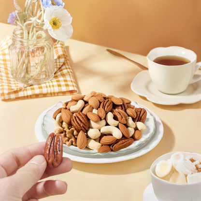Mr. Squirrel® 4-in-1 Mix Nuts