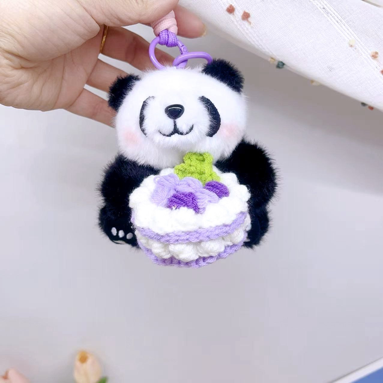 New Arrival: Knitted “Cake in Hand” Giant Panda Plush Charm – Cute Stuffed Chengdu Panda Doll for Bags & Keychains, Perfect Gift