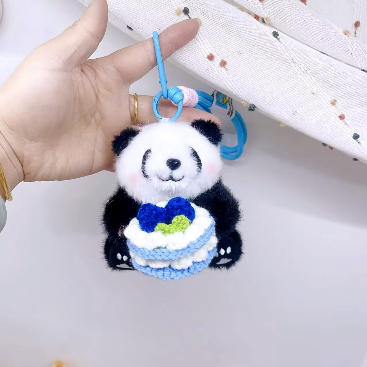 New Arrival: Knitted “Cake in Hand” Giant Panda Plush Charm – Cute Stuffed Chengdu Panda Doll for Bags & Keychains, Perfect Gift
