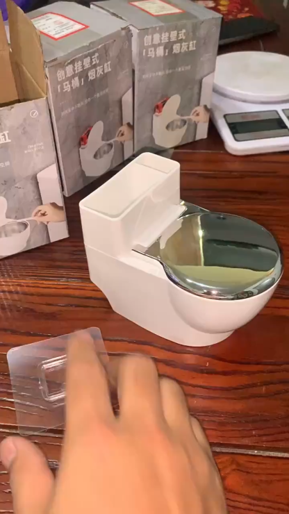 New Chinese Style Wall-Mounted Toilet Ashtray with Lid - Large Cute Creative Gift, Stylish & Ash-Proof