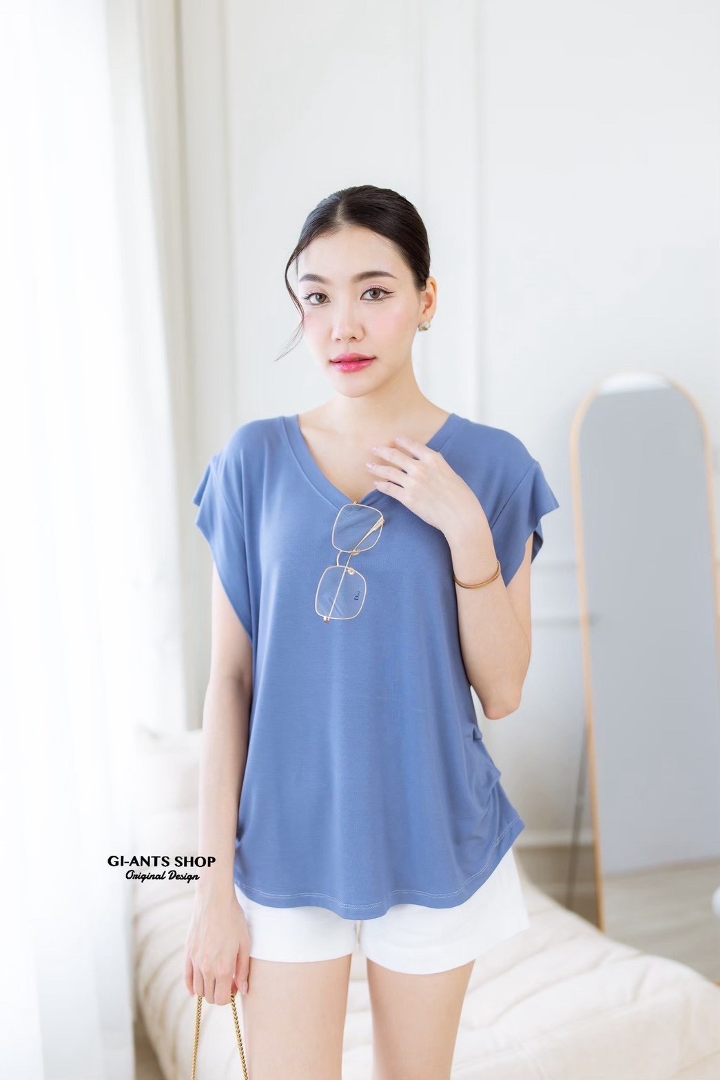 A101 V-neck T-shirt with pleats on the sides, tucked sleeves