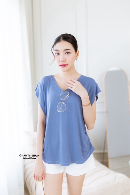 A101 V-neck T-shirt with pleats on the sides, tucked sleeves