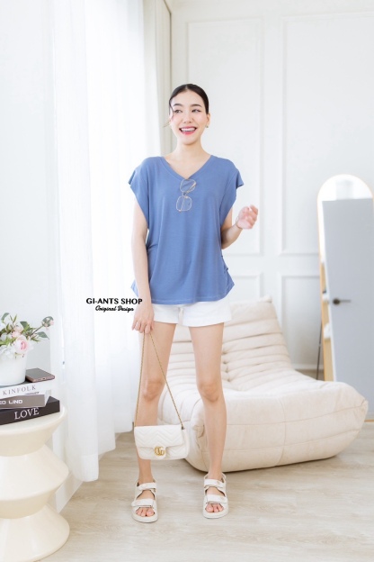 A101 V-neck T-shirt with pleats on the sides, tucked sleeves
