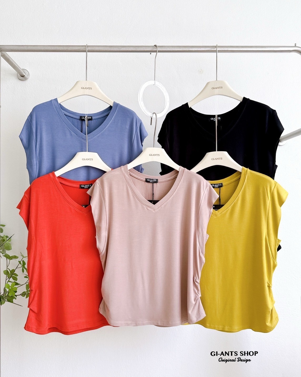 A101 V-neck T-shirt with pleats on the sides, tucked sleeves