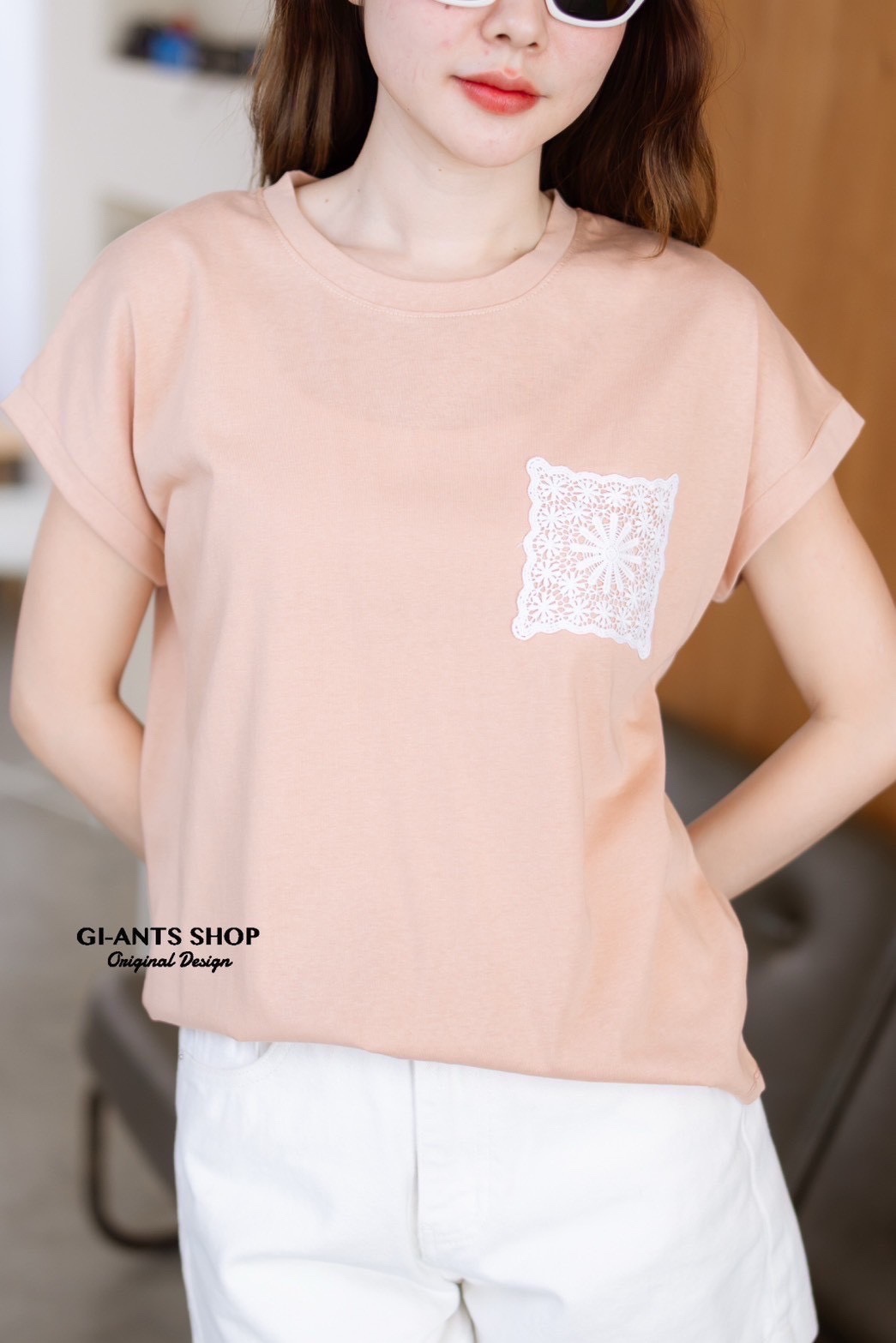 A1 Round neck T-shirt with lace pockets