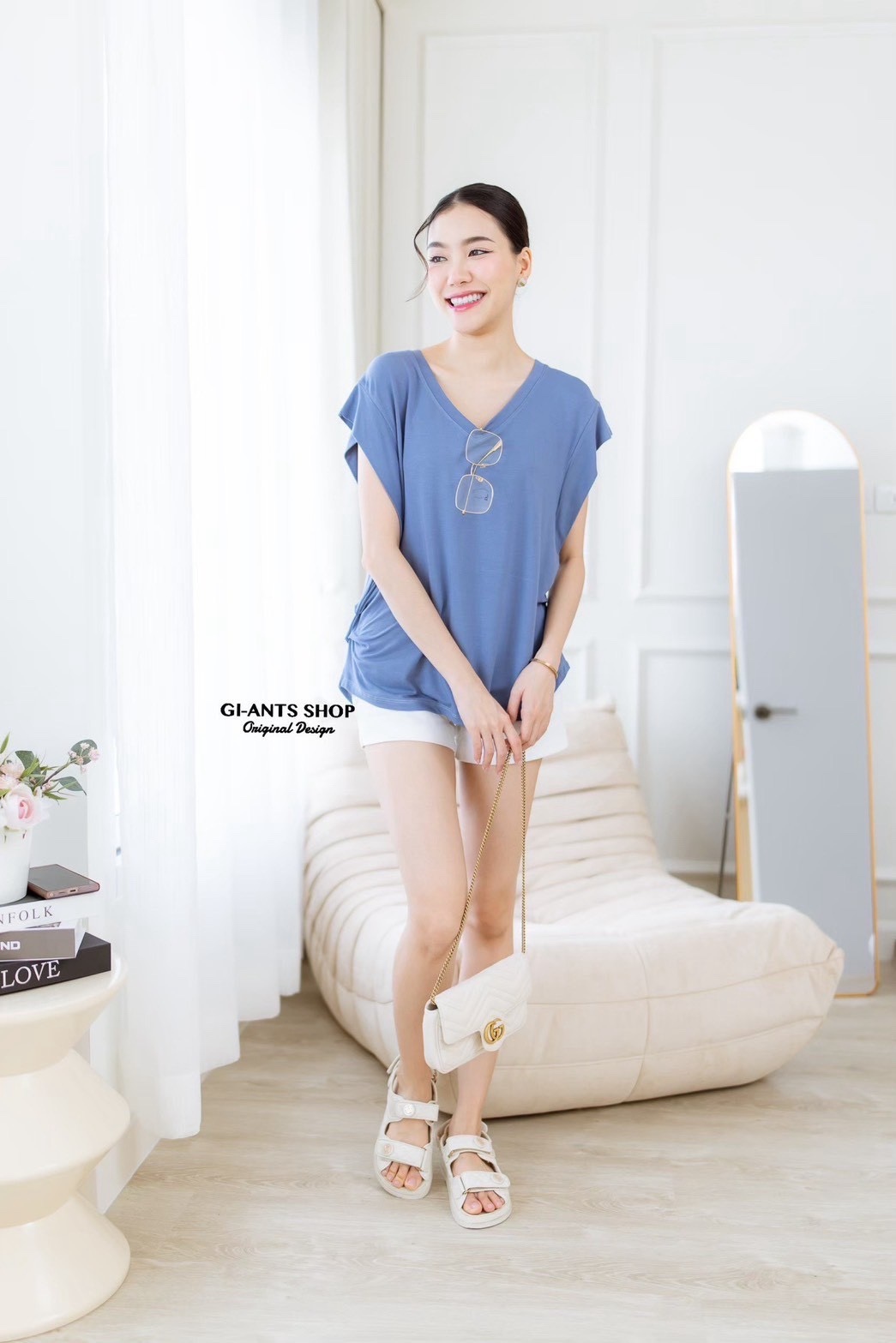 A101 V-neck T-shirt with pleats on the sides, tucked sleeves