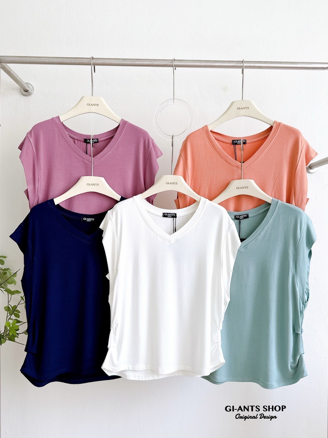 A101 V-neck T-shirt with pleats on the sides, tucked sleeves