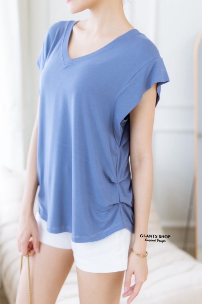 A101 V-neck T-shirt with pleats on the sides, tucked sleeves