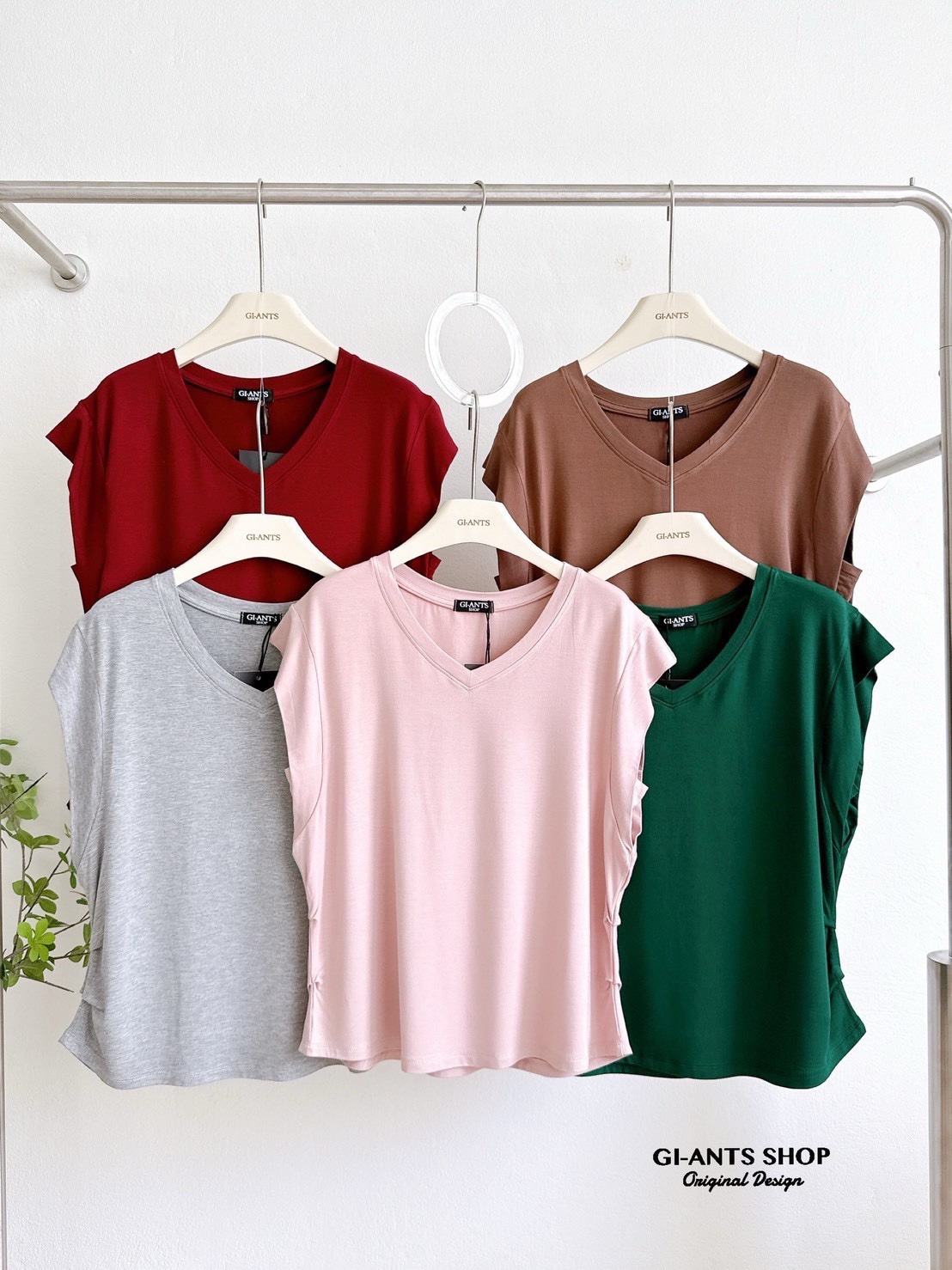 A101 V-neck T-shirt with pleats on the sides, tucked sleeves