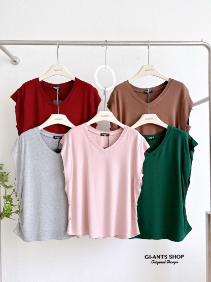 A101 V-neck T-shirt with pleats on the sides, tucked sleeves