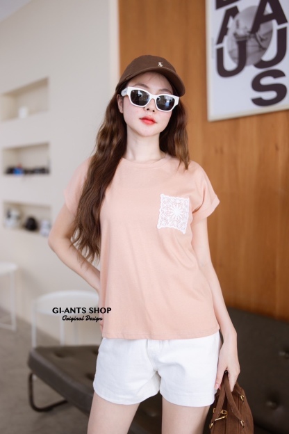 A1 Round neck T-shirt with lace pockets