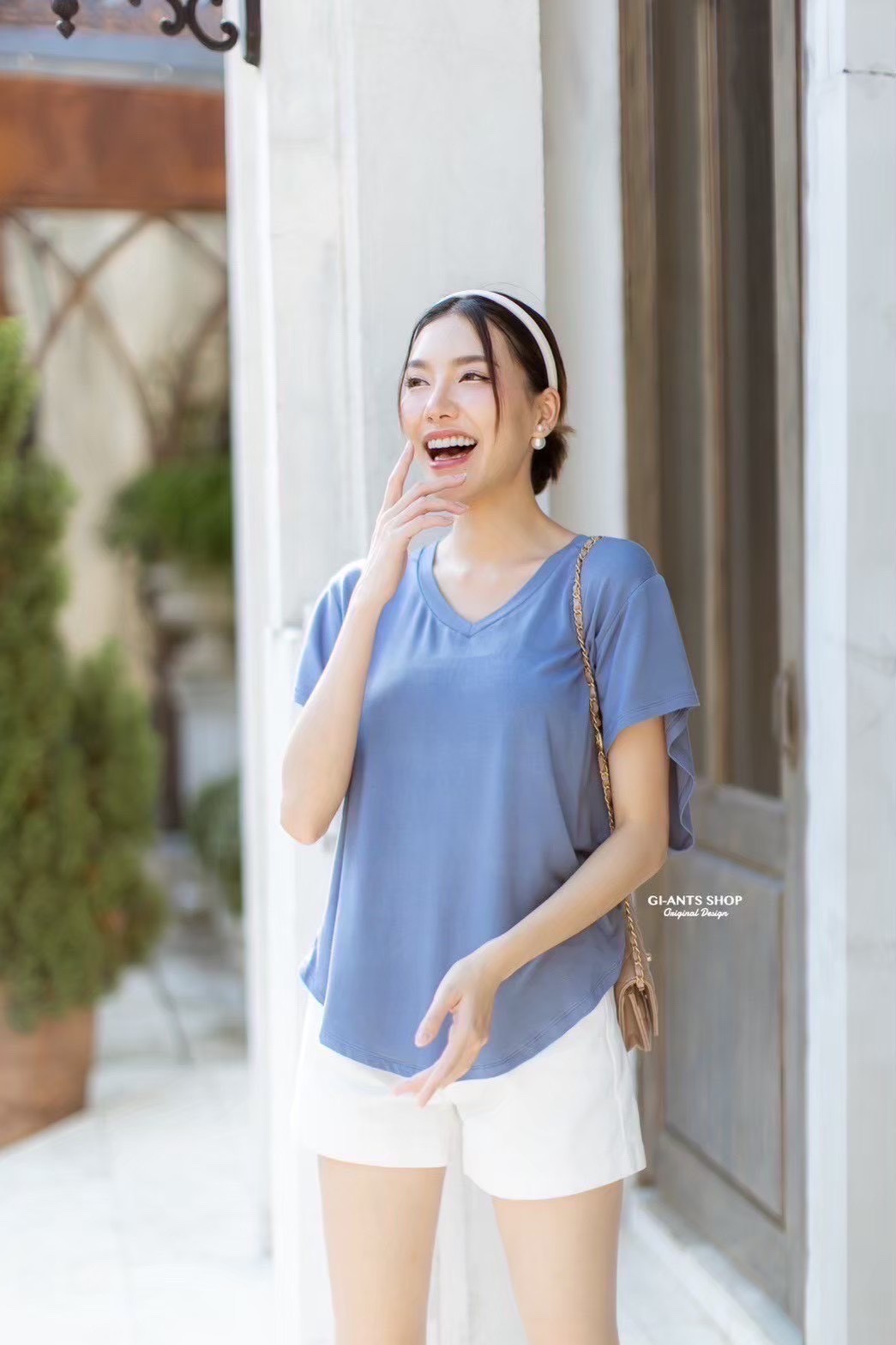 A6  📢📢 Korean-Style Curved V-Neck T-Shirt 📢📢