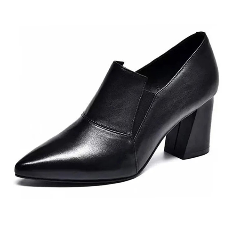 Healthy-foot حذاء نسائي من الجلد بمقدمة مدببة وكعب 7 سم. تصميمه العريض يمنع تضييق القدمين. تصميمه البسيط مناسب للمهنيين، ونعله الناعم يضمن الراحة حتى بعد الوقوف لفترات طويلة. كما أنه مثالي للتنقل أو العمل