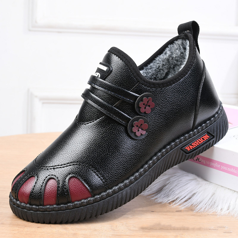 حذاء "دفء الشتاء" للأمهات - جلد طبيعي مبطن بالفرو (طبي، مانع للانزلاق، ومقاوم للماء) ✅ بطانة فرو كثيفة (تحفظ الحرارة وتقاوم البرد) ✅ نعل مطاطي مانع للانزلاق (آمن لكبار السن) ✅ جلد علوي مقاوم للماء (سهل التنظيف) ✅ تصميم واسع ومرن (مناسب للأقدامالمتورمة)