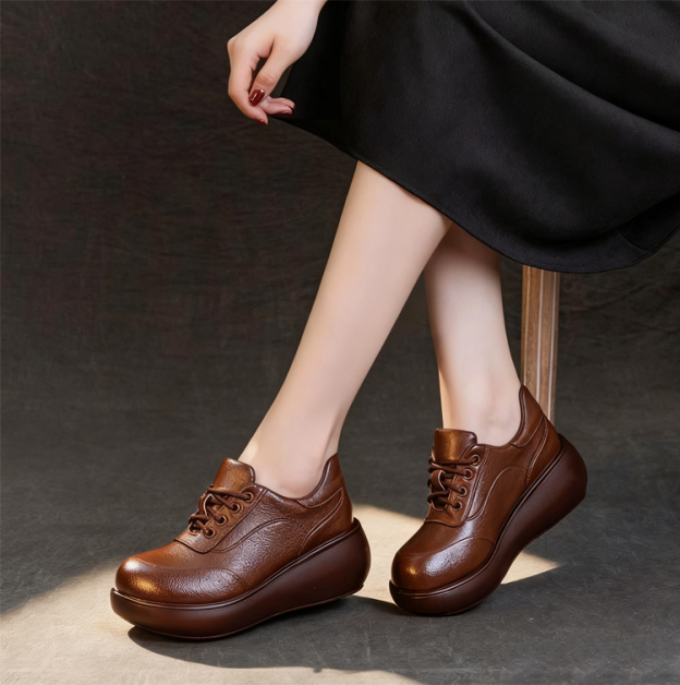 حذاء جلدي مع نعل سميك بطراز كلاسيكي للنساء