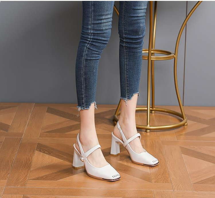 صندل نسائي أنيق بكعب عريض من الجلد الفاخر