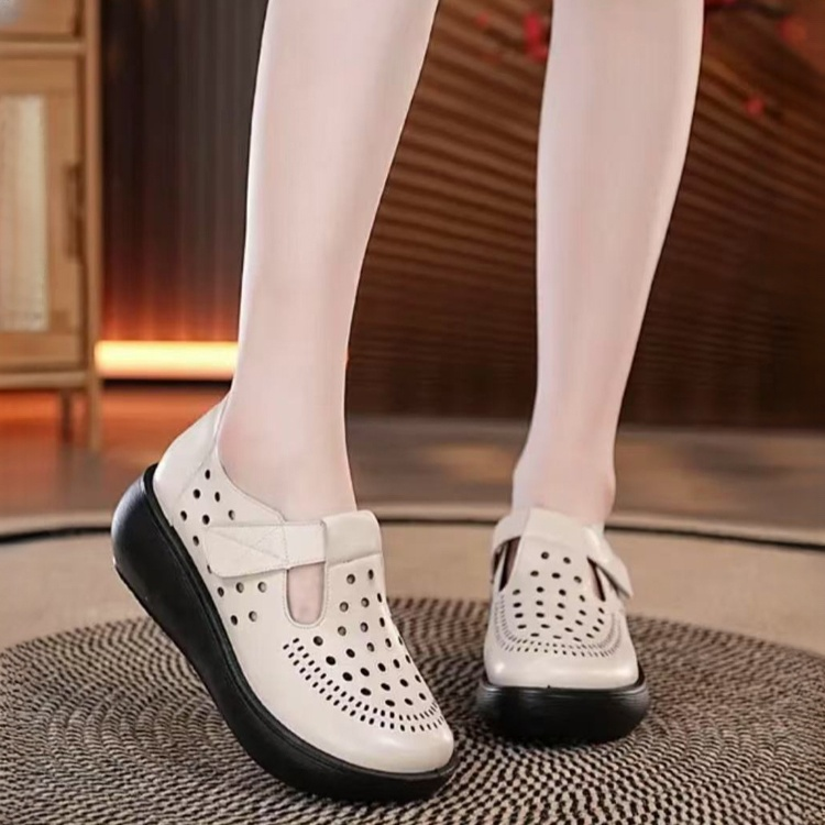 Healthy-foot  صنادل نسائية مريحة وجيدة التهوية، بمقدمة مستديرة، مصنوعة من جلد البقر، بكعب 5.5 سم. تصميمها المفتوح على الجزء العلوي يضفي عليها لمسة أنيقة وجذابة، ما يجعلها خيارًا عمليًا ومتعدد الاستخدامات-healthy-foot