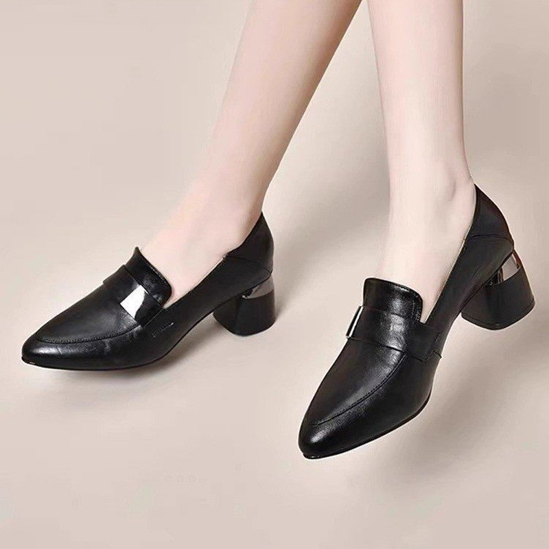  حذاء الملكة 2 في 1 من الجلد الطبيعي الفاخر -كعب مريح 5 سم (يدوم لـ 10 سنوات)  ✅تصميم مزدوج (حذاء رسمي + شبشب مريح) ✅جلد بقر طبيعي 100% (يزداد نعومة مع الزمن) ✅كعب عريض 5 سم (أناقة وثبات للعباية) ✅قالب حذاء عريض مصمم خصيصًا (لا يضغط على قدميك)