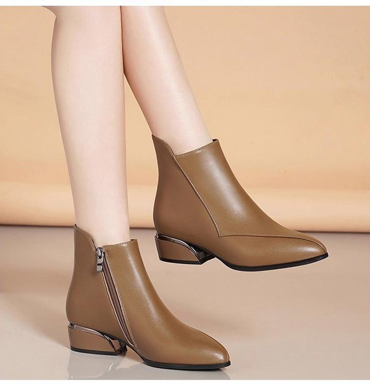 بوت نسائي جلد عصري مع سحاب جانبي لسهولة الارتداء