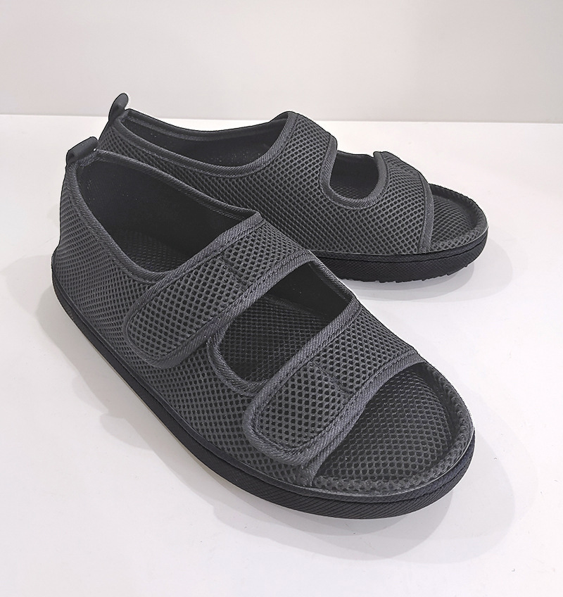 صندل واسع التصميم وقابل للتعديل بإغلاق فيلكرو