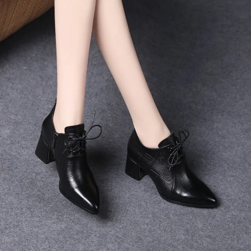 Healthy-foot  حذاء نسائي من الجلد الناعم بكعب سميك وتصميم مدبب يطيل خط الساق بشكل خفي، والكعب العريض يوفر الثبات دون اهتزاز، والرباط القابل للتعديل يتكيف مع مختلف أشكال القدم، مما يجعل ارتداءه أنيقًا ومريحًا في نفس الوقت-healthy-foot