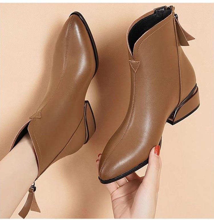 بوت نسائي جلد بتصميم كلاسيكي وعصري في نفس الوقت