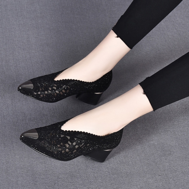 Healthy-foot حذاء نسائي أنيق بكعب سميك باللون الأسود، مرصع بالأحجار اللامعة التي تلفت الأنظار، كعب بارتفاع 5 سم يضمن المشي المريح والثابت، مثالي للموظفات في مكان العمل والمناسبات الاجتماعية-healthy-foot